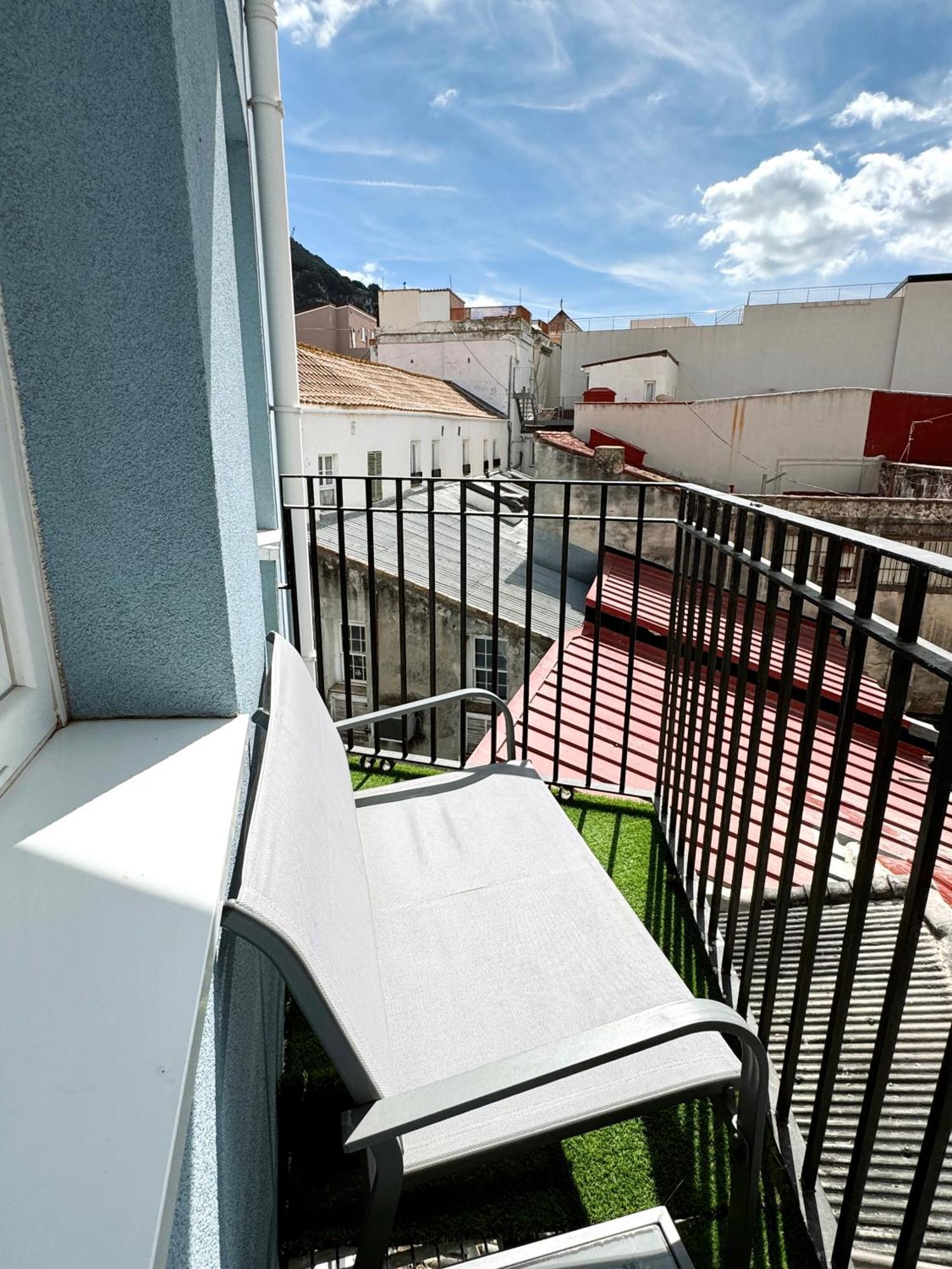 Modern City Centre Two Bedroom Windsor Apartment - Grand Central House Cebelitarık Dış mekan fotoğraf