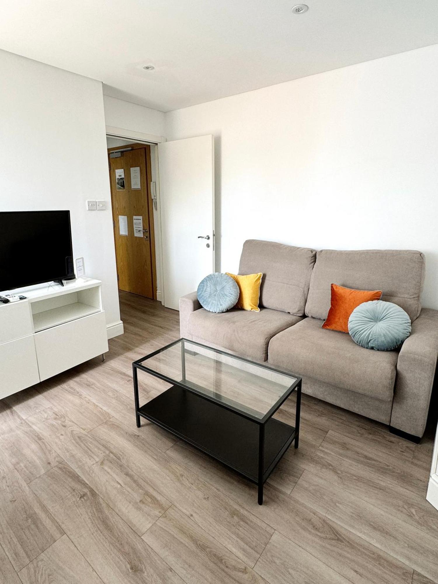 Modern City Centre Two Bedroom Windsor Apartment - Grand Central House Cebelitarık Dış mekan fotoğraf