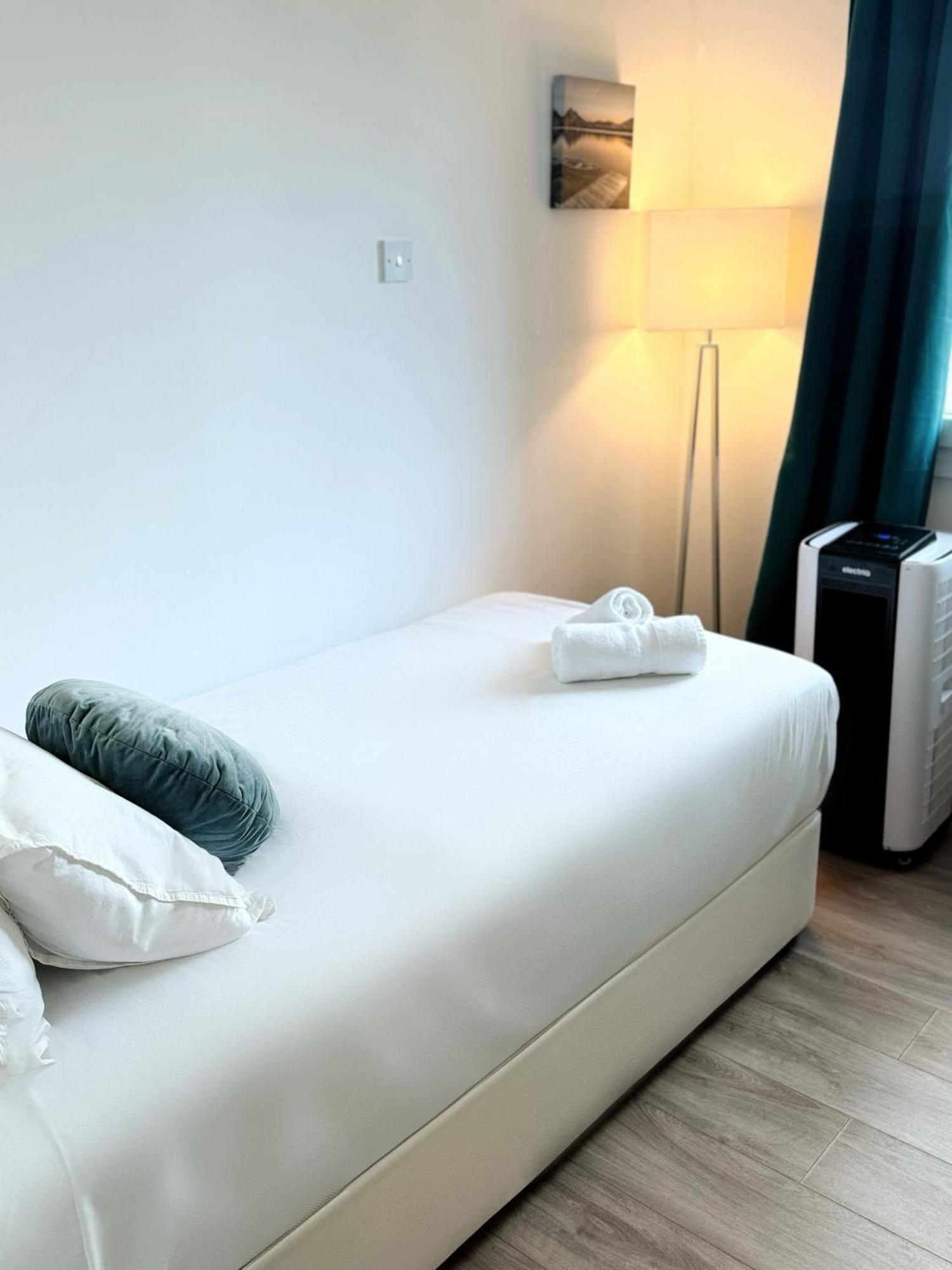 Modern City Centre Two Bedroom Windsor Apartment - Grand Central House Cebelitarık Dış mekan fotoğraf