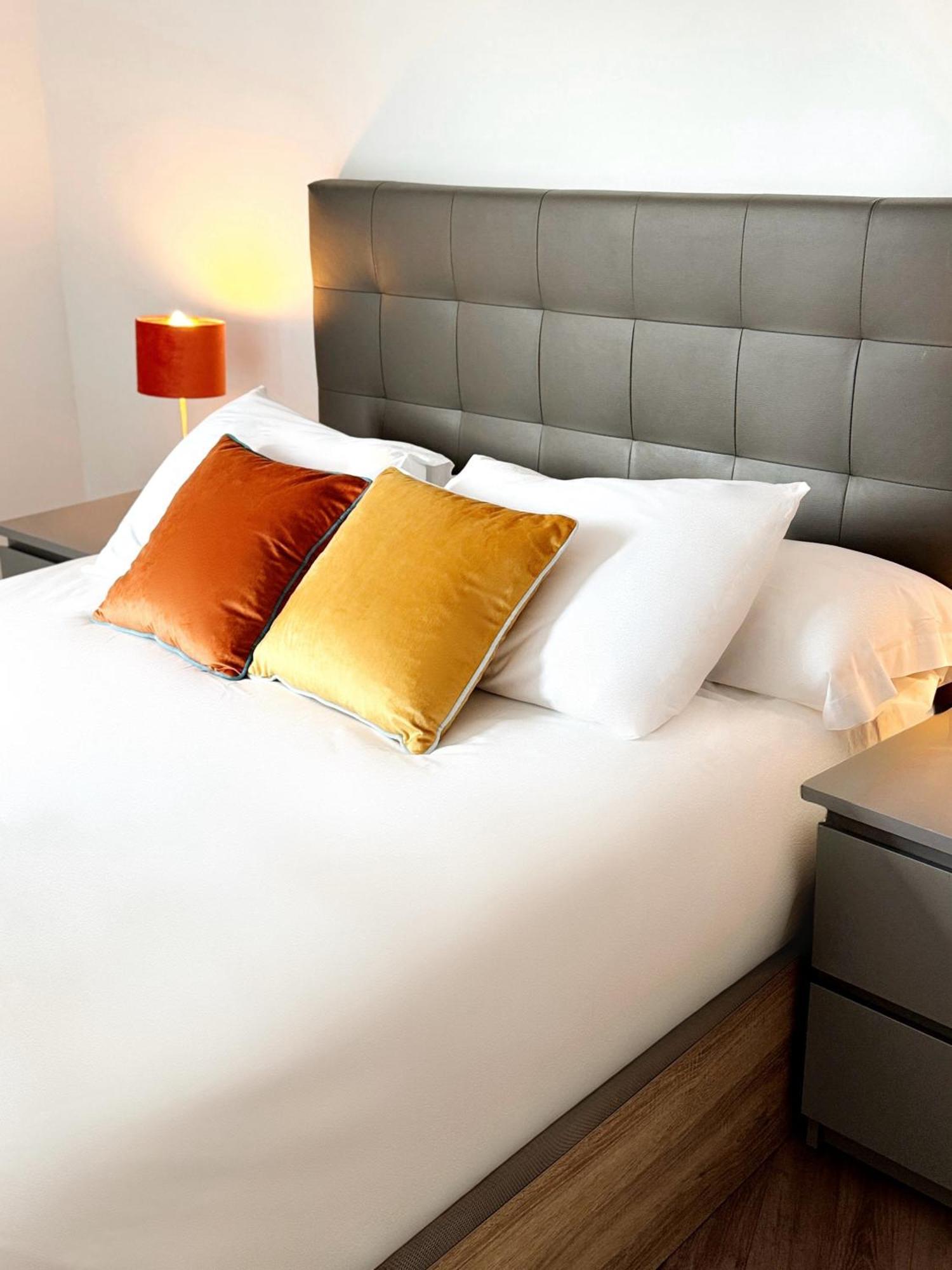 Modern City Centre Two Bedroom Windsor Apartment - Grand Central House Cebelitarık Dış mekan fotoğraf