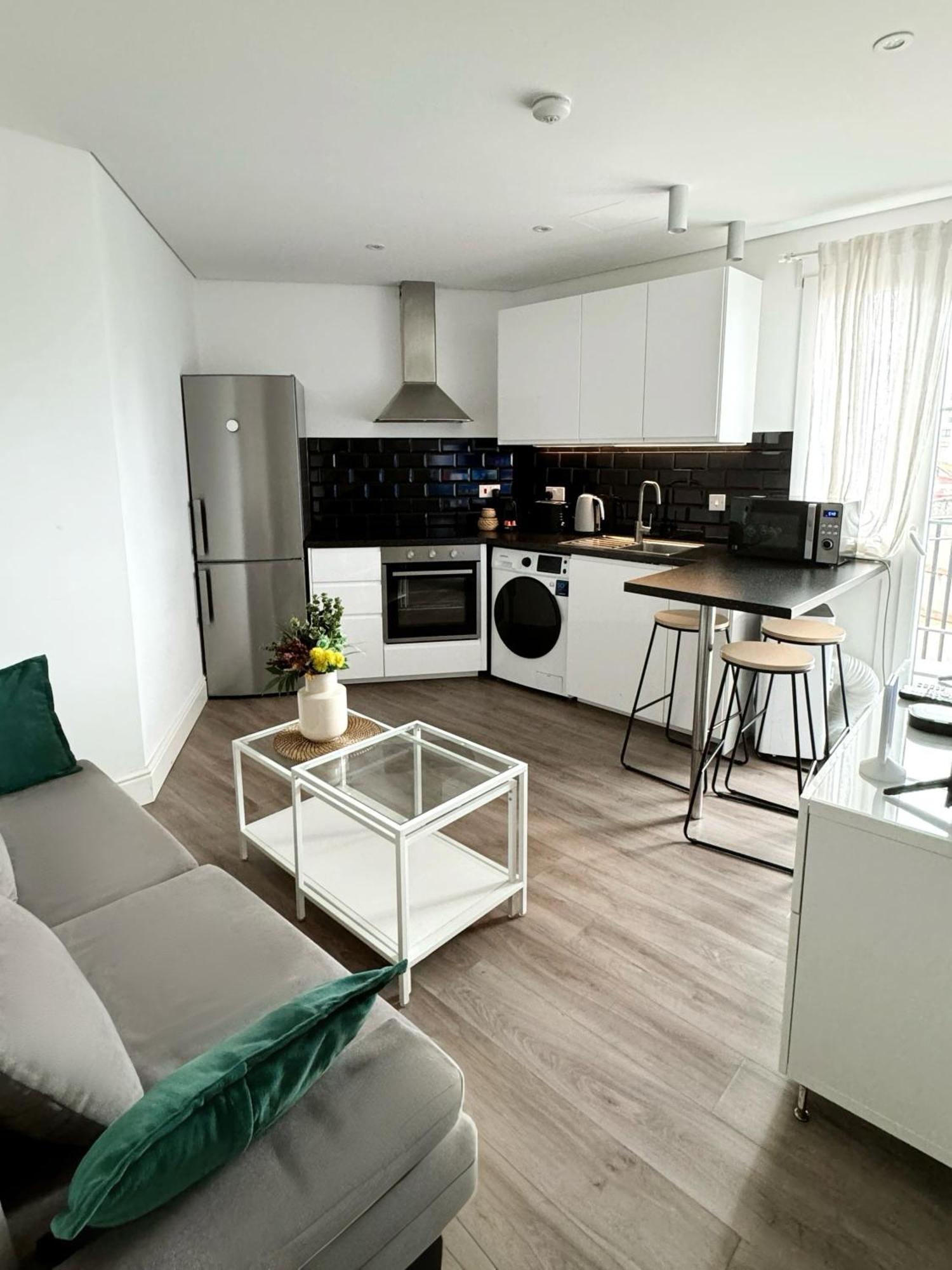 Modern City Centre Two Bedroom Windsor Apartment - Grand Central House Cebelitarık Dış mekan fotoğraf