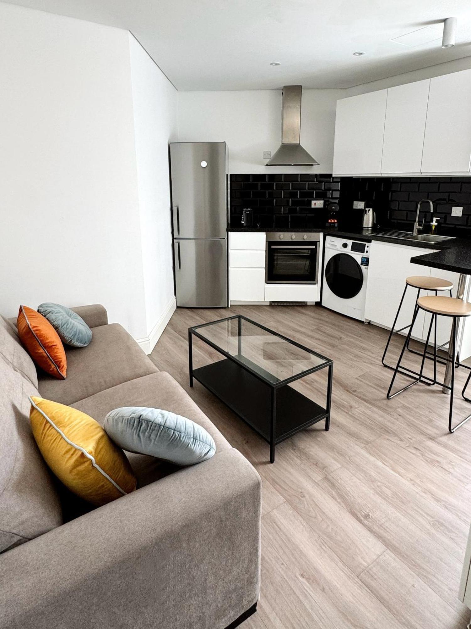 Modern City Centre Two Bedroom Windsor Apartment - Grand Central House Cebelitarık Dış mekan fotoğraf