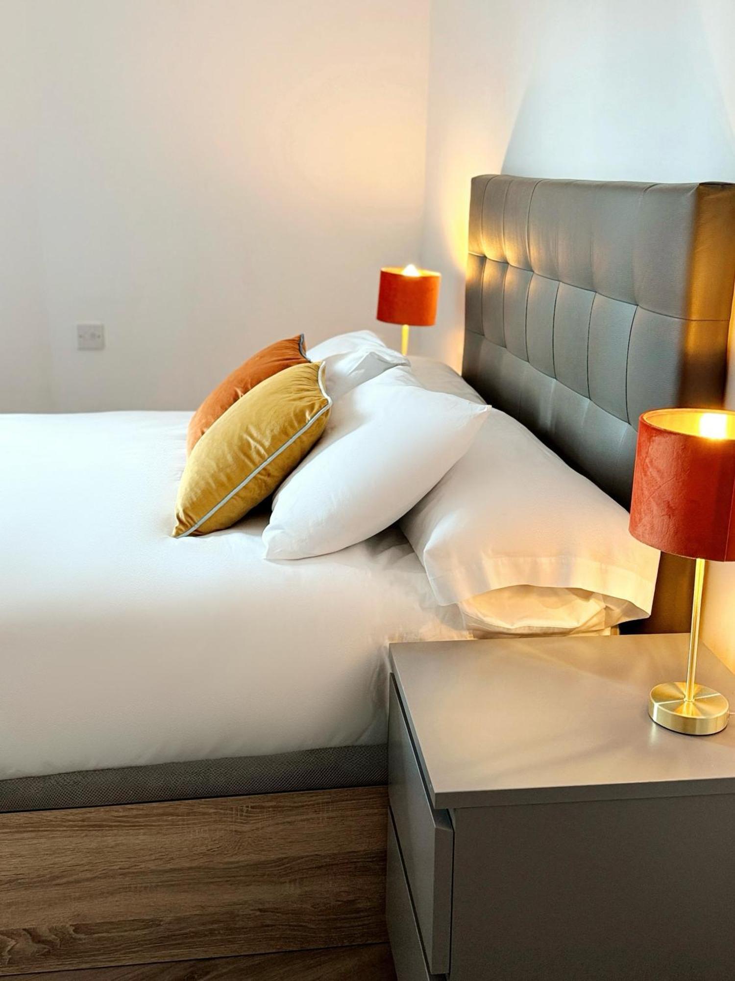 Modern City Centre Two Bedroom Windsor Apartment - Grand Central House Cebelitarık Dış mekan fotoğraf