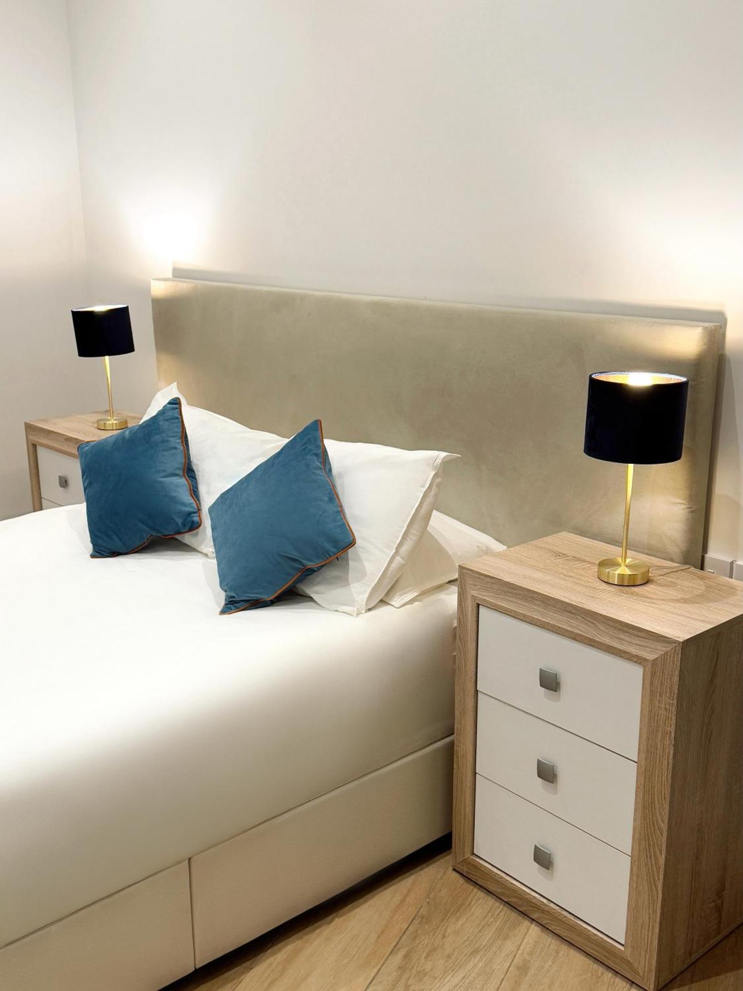 Modern City Centre Two Bedroom Windsor Apartment - Grand Central House Cebelitarık Dış mekan fotoğraf